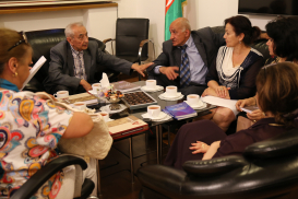 Die usbekische Delegation im Übersetzungszentrum