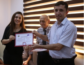 Die Zertifikate des Übersetzungszentrums von Aserbaidschan wurden ihren Gewinnern überreicht.