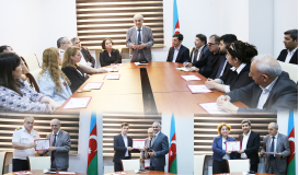 Certificados del Centro de Traducción de Azerbaiyan se les entregan a los traductores.