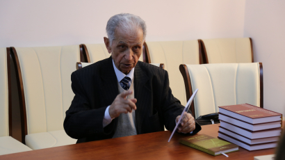Der berühmte Gelehrte, Forscher und Professor an der Staatlichen Universität Baku Schirmemmed Hüseynow war im Übersetzungszentrum