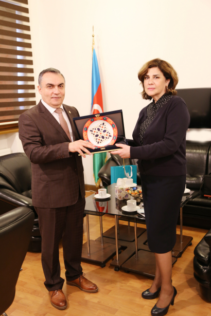مدبر مركز يونس أمره يزور مركز الترجمة الأذربيجاني