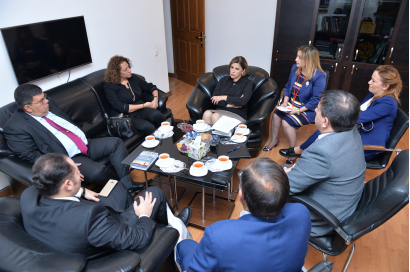 وزير التعليم والثقافة لجمهورية قبرص الشمالية التركية يزور مركز الترجمة الأذربيجاني
