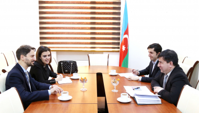 الممثل المفوض لسفارة الأرجنتين يزور مركز الترجمة الأذربيجاني