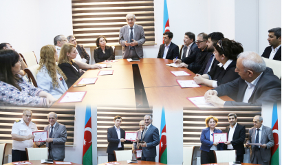 Die Zertifikate des Übersetzungszentrums von Aserbaidschan wurden ihren Gewinnern überreicht
